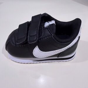 Nike Kids Black and White Velcro Sneakers